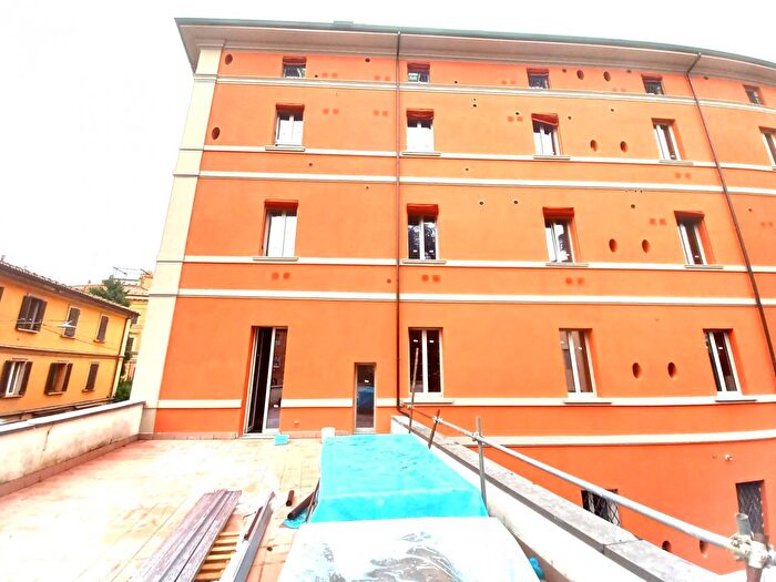 Appartamento quadrilocale in vendita in Via Castiglione, Bologna