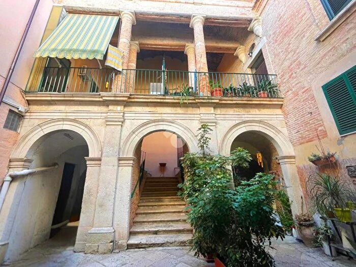 Appartamento con 7 locali in vendita in Via Roma, San Severo