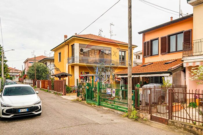 Casa quadrilocale in vendita in Via Isonzo, Cardano Al Campo
