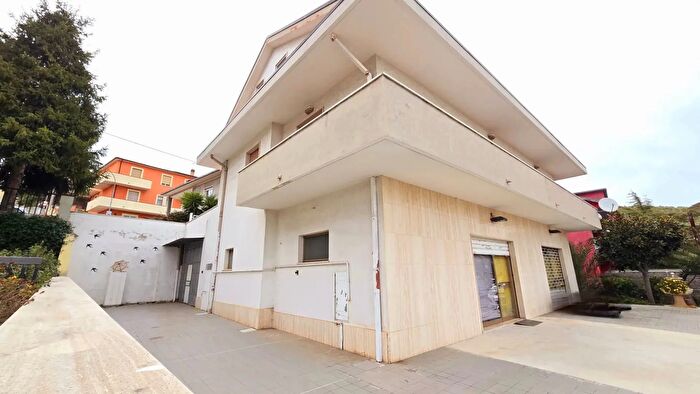 Casa con 8 locali in vendita in Spoltore
