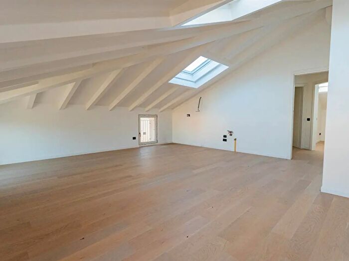 Appartamento trilocale in vendita in Via Nazionale, Colico