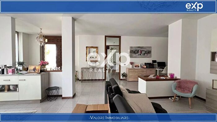 Casa con 6 locali in vendita in Veronella