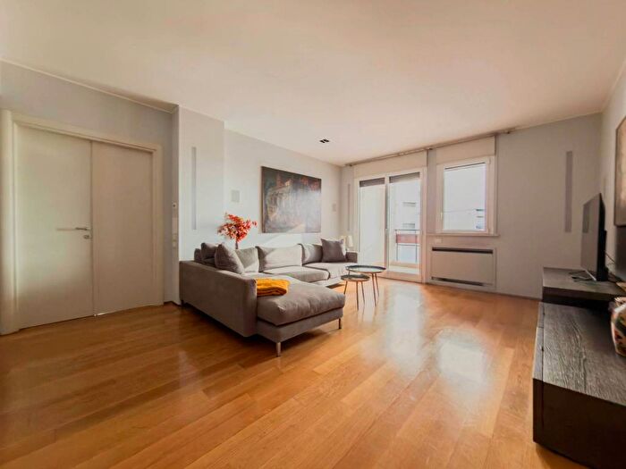 Appartamento trilocale in affitto in Viale Monte Grappa, Porta Nuova, Milano