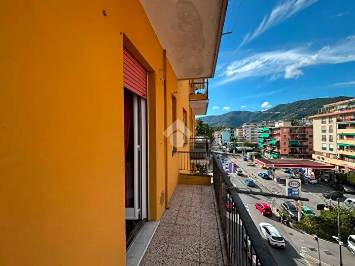 Appartamento quadrilocale in vendita in Via Cecchini, Rapallo