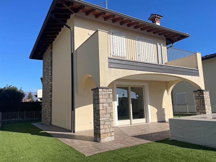 Casa con 6 locali in affitto in Manerba Del Garda