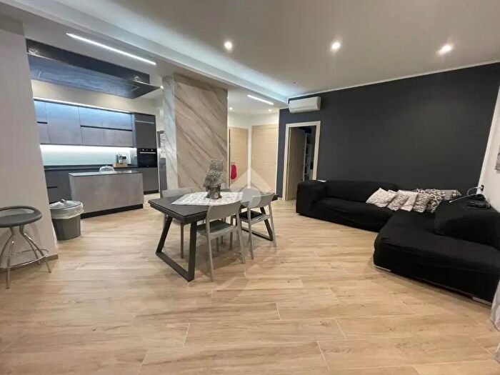 Appartamento con 5 locali in vendita in Viale Villini Rollino, Genova