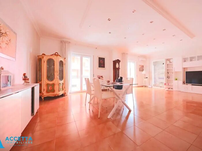 Appartamento trilocale in vendita in Via Lupoli, Taranto