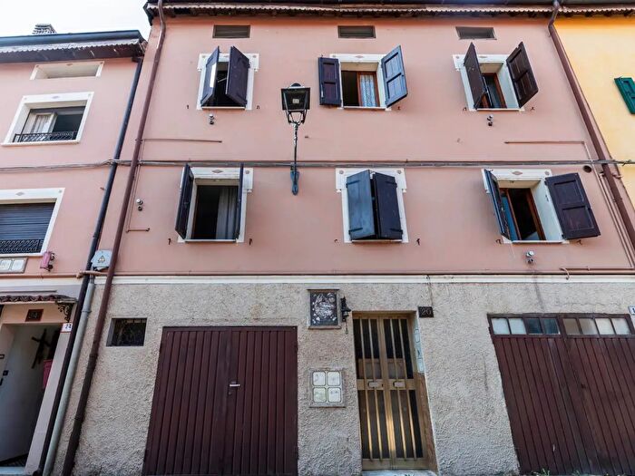 Appartamento con 8 locali in vendita in Via Marsala, Modena