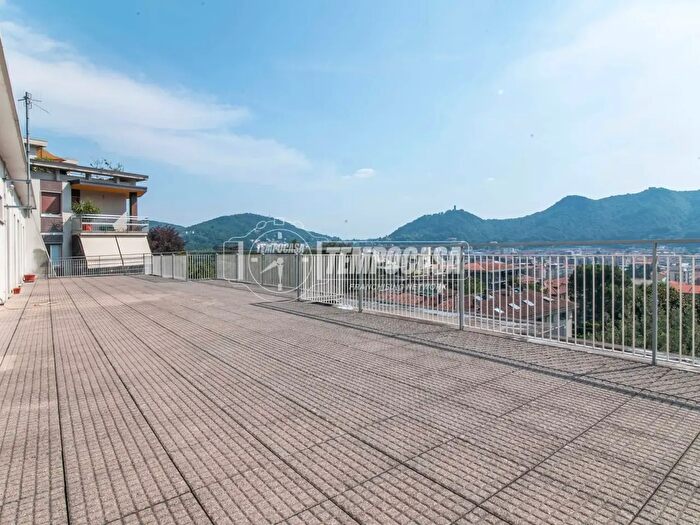 Appartamento quadrilocale in vendita in Via Francesco Crispi, Como