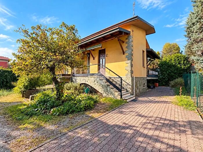 Casa trilocale in vendita in Vicolo Genova, Caronno Pertusella
