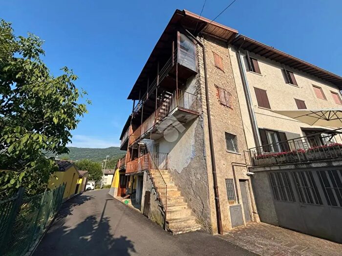 Casa con 6 locali in vendita in Via Gatti, Albino