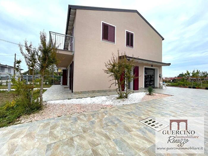 Casa con 7 locali in vendita in Via Chiesa Alberone Cento, Cento