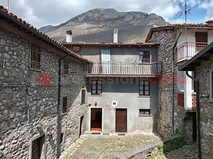 Casa con 6 locali in vendita in Via del Poggiolo Corfino, Villa Collemandina