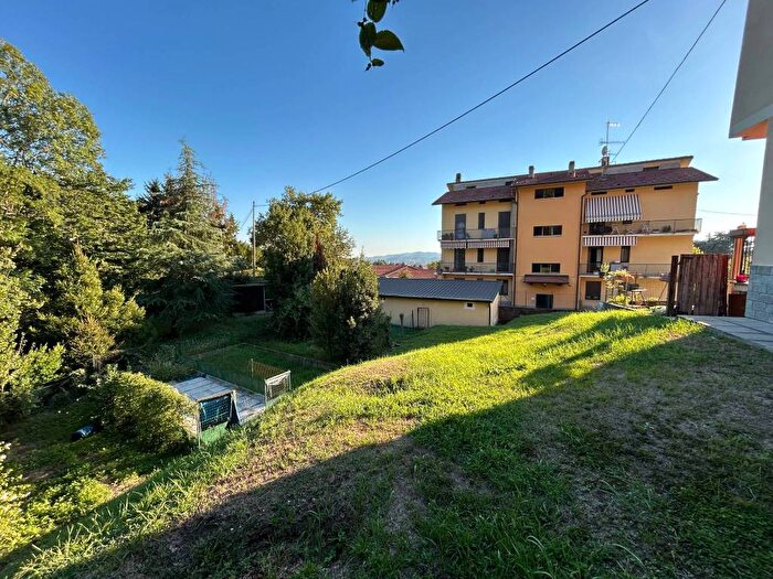 Appartamento trilocale in affitto in Via Domenico Morelli, Centro, Gavirate