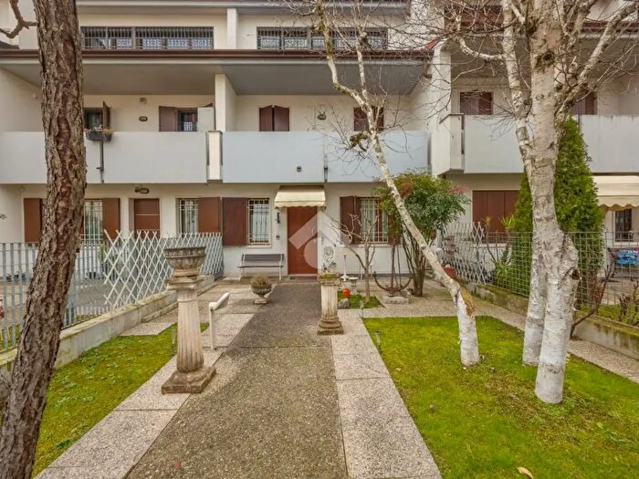 Casa con 6 locali in vendita in Via Ravenna, Verona