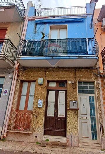 Casa con 5 locali in vendita in Via Fratelli Amato, Floridia