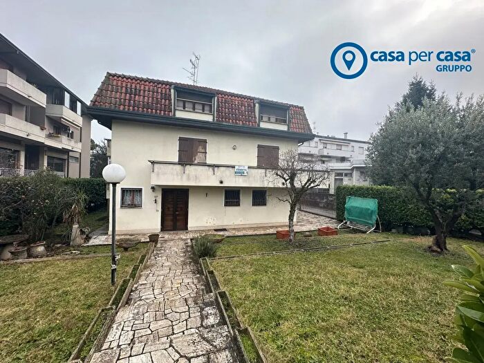 Casa con 6 locali in vendita in Viale Porta Adige, Rovigo