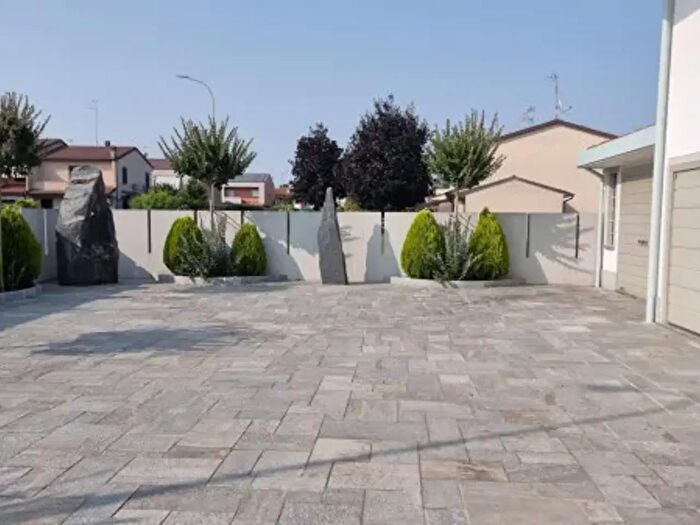 Casa con 5 locali in vendita in Via Don Ivo Azzali, Castelverde