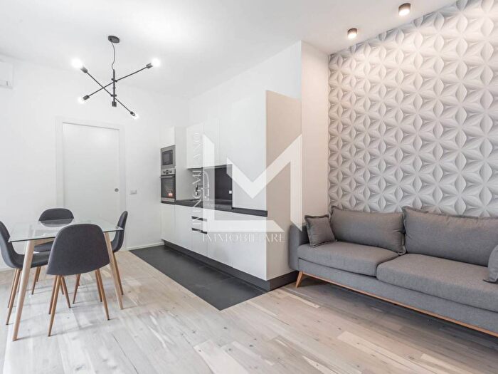 Appartamento trilocale in affitto in Via degli Zuccaro, Giambellino, Milano