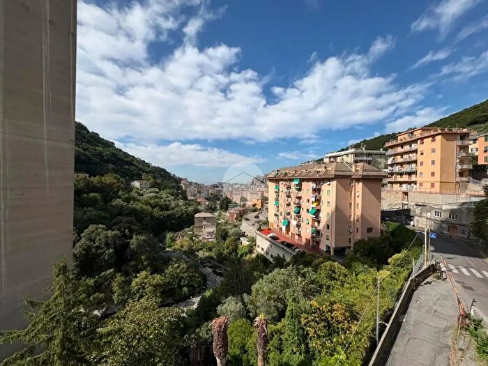 Appartamento trilocale in vendita in Via Cadighiara, Genova