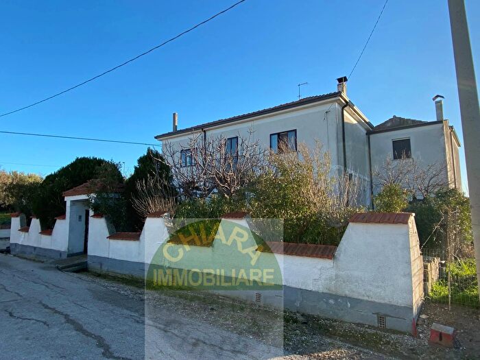 Casa con 7 locali in vendita in Contrada Tratturo, Gissi