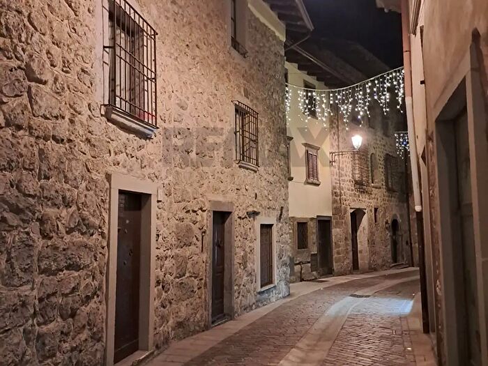 Casa con 13 locali in vendita in Serina