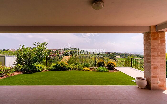 Casa con 5 locali in vendita in Macerata