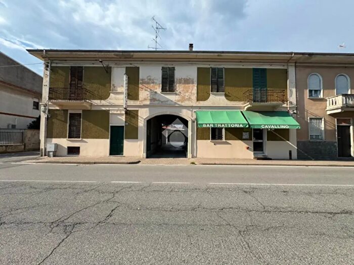 Casa con 9 locali in vendita in Via Varallino, Galliate