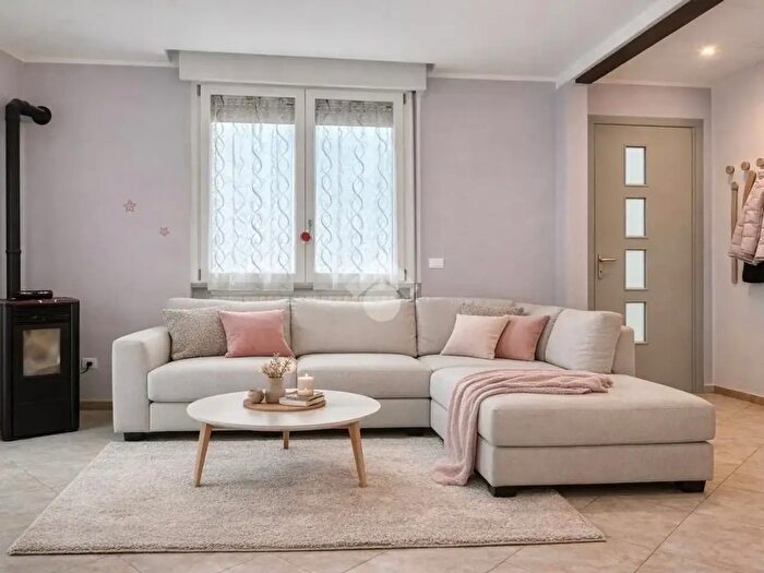 Appartamento quadrilocale in vendita in Via Pietro Battola, Ome