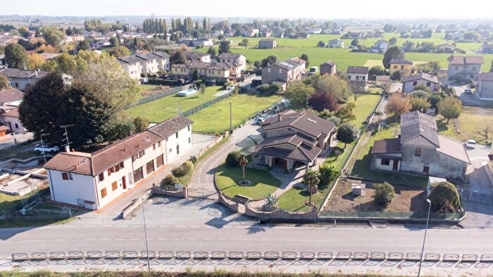 Casa con 7 locali in vendita in Via Correggio, Cento