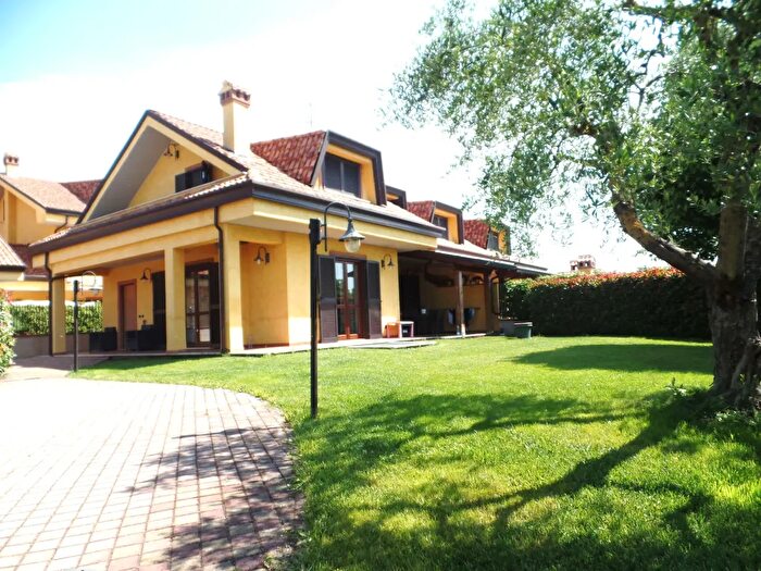 Casa con 6 locali in vendita in Via Mastruccia, Frosinone