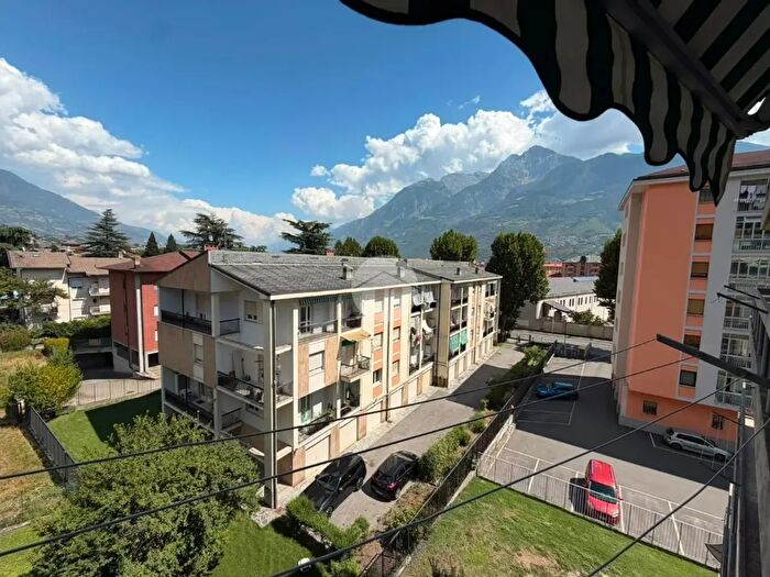 Appartamento trilocale in vendita in Via Parigi, Aosta