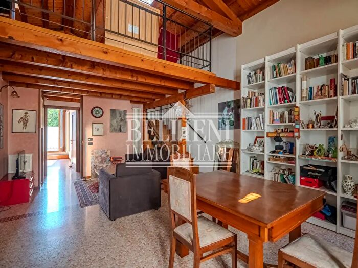 Appartamento con 5 locali in vendita in Contrà Porta Santa Lucia, Vicenza