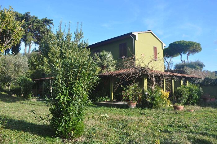 Casa con 12 locali in vendita in Montescudaio