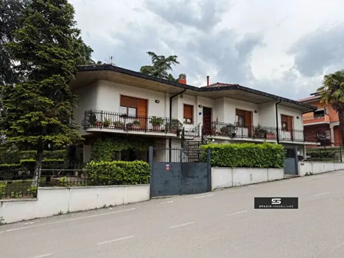 Casa con 6 locali in vendita in Via Benedetto Croce, Teramo
