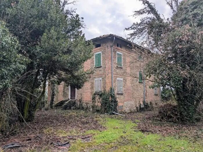 Casa con 6 locali in vendita in Baiso