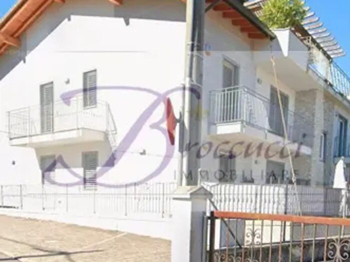 Appartamento trilocale in vendita in Lavena Ponte Tresa