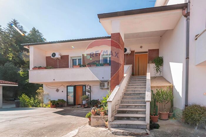 Casa con 8 locali in vendita in Armando Cruciani, Serra San Quirico