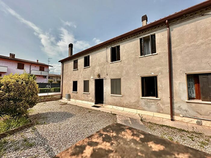 Casa quadrilocale in vendita in Via Alberazzi, Veronella