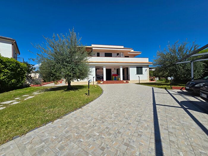 Casa con 9 locali in vendita in Lido di Noto, Noto
