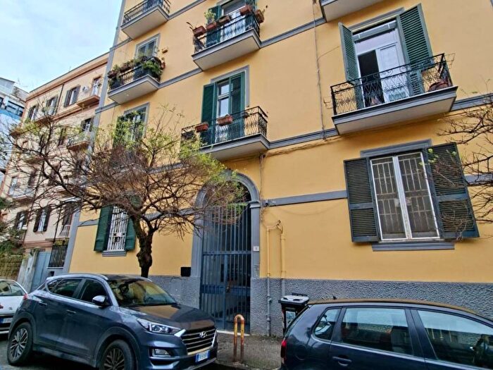 Appartamento trilocale in affitto in Via Edoardo Dalbono, Vomero, Napoli