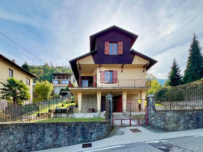 Casa con 8 locali in vendita in Frazione Lusiana, Traves