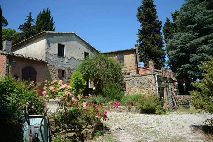 Casa con 8 locali in vendita in Volterra