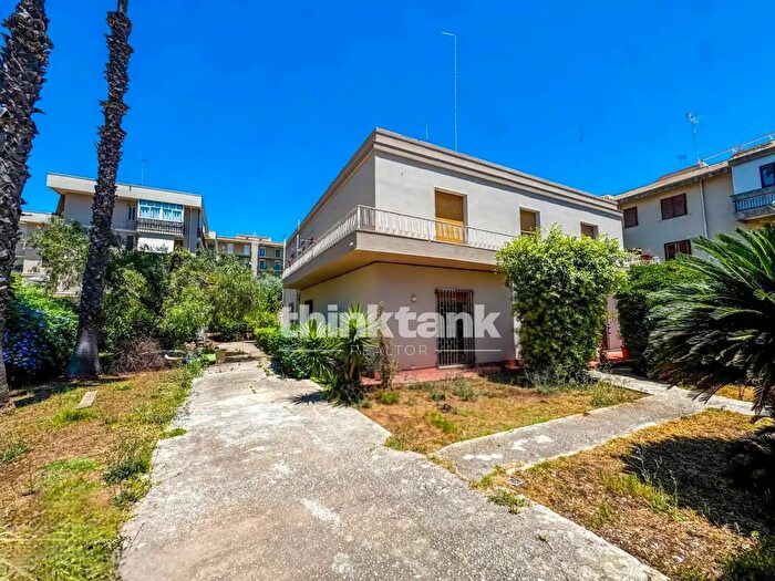 Casa con 19 locali in vendita in Via Lentini, Siracusa