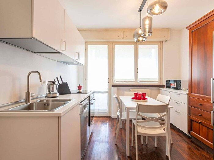 Appartamento con 5 locali in affitto in Via Franco Russoli, Famagosta, Milano