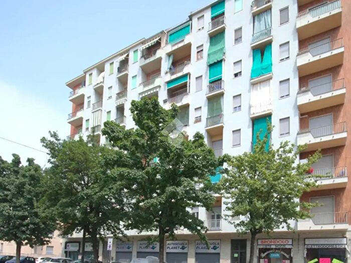 Appartamento trilocale in vendita in Via Borgaro, Torino