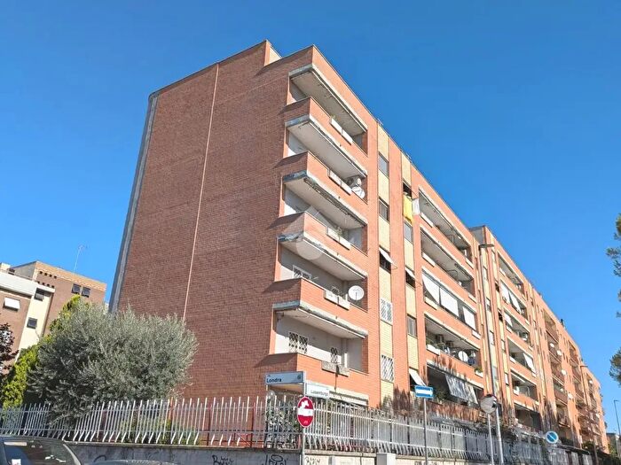 Appartamento trilocale in vendita in Via Londra, Ciampino