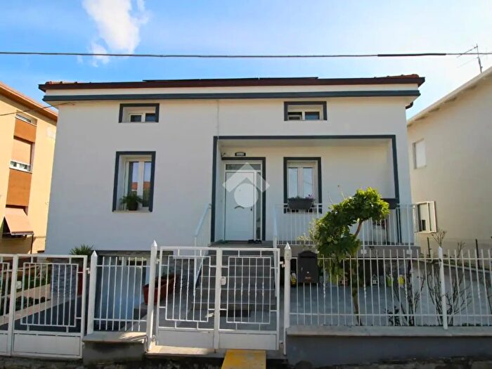 Casa con 6 locali in vendita in Strada della Case Bruciate, Pesaro