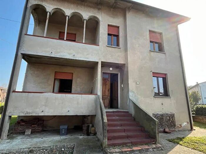 Casa con 10 locali in affitto in Rolo