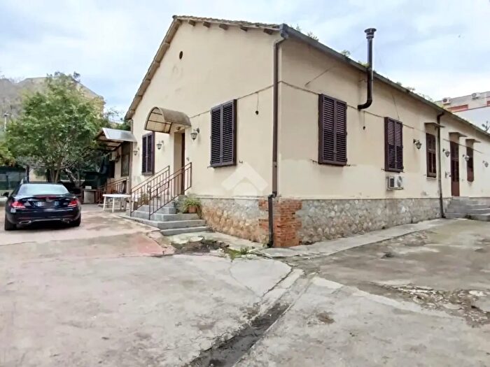 Casa con 13 locali in vendita in Via Casena Grande, Palermo